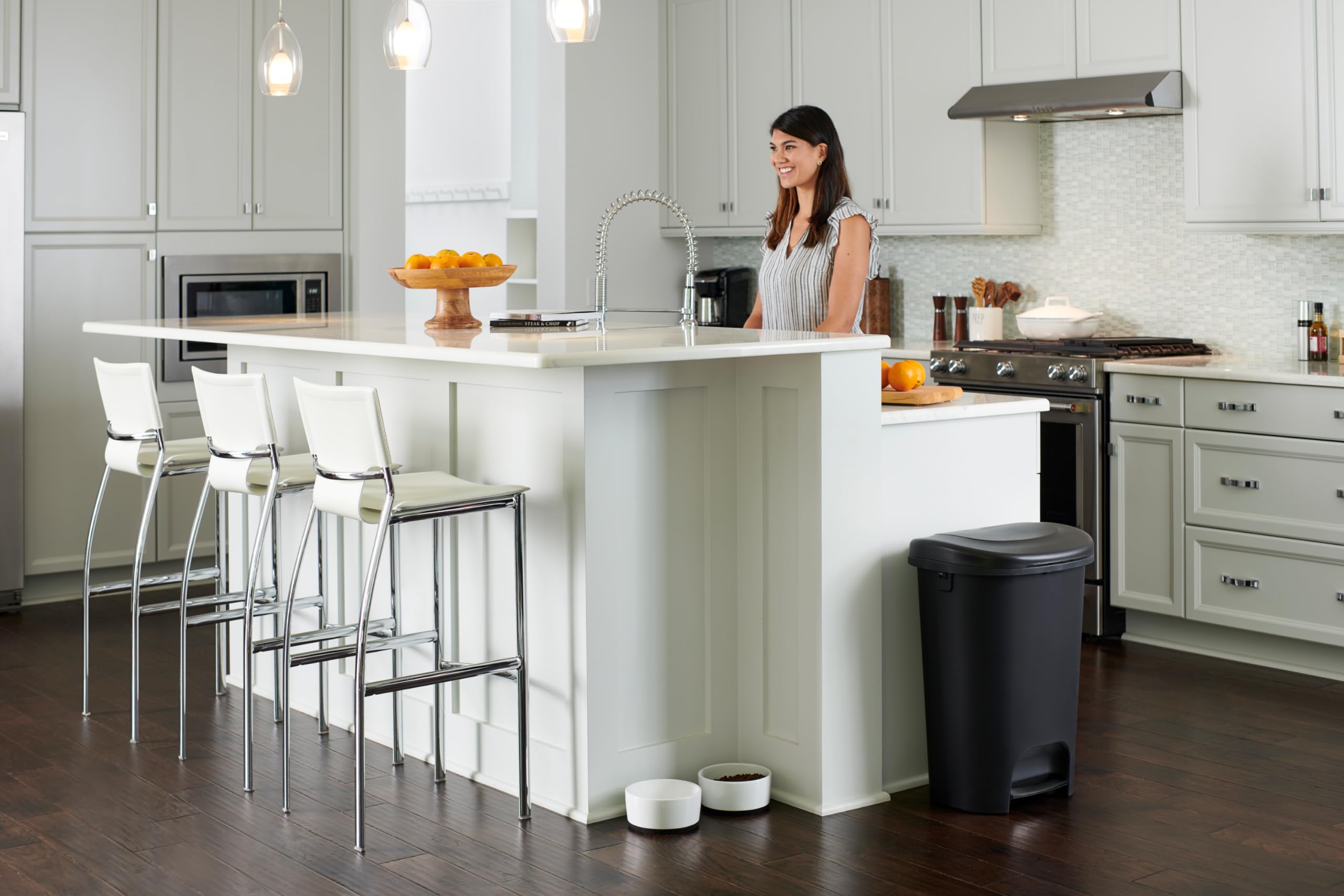 Rubbermaid Classic Step-On Trash Can with Lid, 13-Gallon, Black, Easy Clean Wastebasket for Home/Kitchen/Bedroom/Office/Garage - Image 7